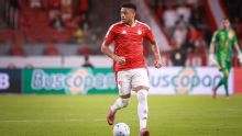Zagueiro do Inter se manifesta sobre lance que lesionou Gabriel Pec, do Cruzeiro: 'Jamais foi minha intenção'