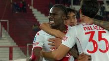 Jordy Caicedo se "inventó" un gran gol para el 1-0 de Huracán ante Banfield