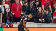 Santos faz 'milagres', e Athletico vence Inter na Arena da Baixada com falhas de zagueiros