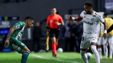 Neymar marca dois, mas Santos só empata com a Chapecoense e segue próximo da zona de rebaixamento do Brasileirão