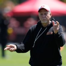Foerster oversees 49ers practice with on-mend Shanahan nearby