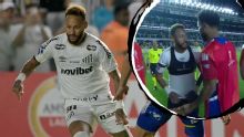 Neymar é tietado após vitória do Santos, dá camisa e short para rivais e deixa campo só de sunga