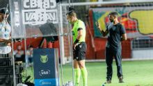 Jogador do Vitória faz 'sinal de roubo', é expulso, e Jair Ventura se revolta com  árbitro: 'Cotovelada pode?'