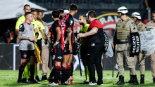 Vitória se revolta com VAR, diz que não entende critério e ironiza gol de Mauricio: 'Deveria ter sido expulso. Parabéns aos envolvidos...'