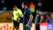 Abel bate-boca com jornalista, defende expulsão de Cacá e fala de cotovelada de Mauricio em Vitória x Palmeiras: 'No limite'