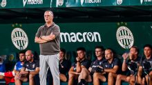 Van den Brom baalt van teleurstellend FC Twente: "De eerste helft was verschrikkelijk om naar te kijken"