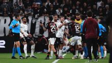 Confusão em Corinthians x Athletico-PR tem empurrões, tapa de Diniz em Jadson e risada de rival; veja imagens