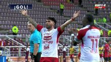 Nahuel Bustos definió con clase y marcó el gol del 1-0 en Caracas vs. Santa Fe