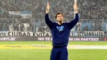 Emocionado, Sosa se despede de torcedores no Racing após acerto com Vasco