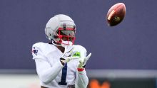 A.J. Brown, Patriots, se dislocó un pulgar, pero siguió el entrenamiento