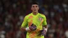 Inter anuncia cirurgia do goleiro Rochet após quadro de lombalgia desde maio