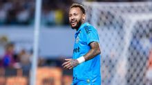 Neymar posta foto deitado em jatinho após classificação do Santos e polêmicas: 'Objetivo concluído'