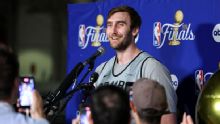 Spurs' Luke Kornet helps stranded motorist in rainy San Antonio morning