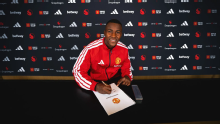 Manchester United presenta al juvenil colombiano Cristian Orozco
