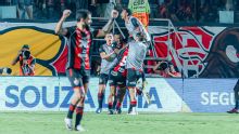 Vitória aproveita falhas do goleiro Santos, faz 4 a 0 no Athletico-PR e avança na Copa do Brasil