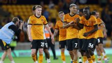 Com gol de André, rebaixado Wolverhampton vence time da quarta divisão na Copa da Liga Inglesa