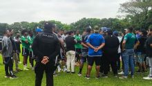 Hinchas de Emelec se acercaron a dialogar con los jugadores por los últimos resultados