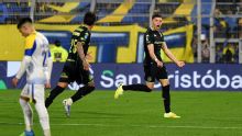 ¡Una locura! Con un golazo de mitad de cancha, Aldosivi abrió la cuenta ante Rosario Central