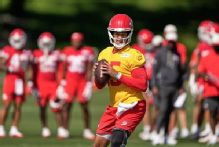Patrick Mahomes testing knee in Chiefs camp: 'It feels great'