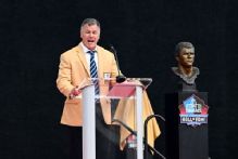 Vinatieri pokes fun at Manning, Belichick in Hall of Fame speech