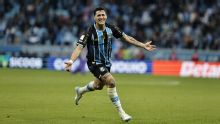 Pavón marca de falta pelo segundo jogo seguido, Grêmio vira contra o São Paulo e 'alivia' Luís Castro no Brasileirão