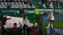 Inusitado! Zagueiro do Coritiba cai nas escadas do vestiário do Couto Pereira ao comemorar gol anulado