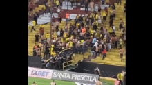 Tensión en el Monumental: desmanes de la hinchada de Barcelona empañaron el partido ante Macará