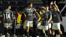 Com falha bizarra de Volpi, Corinthians vence Red Bull Bragantino e encosta no G-6 do Brasileirão