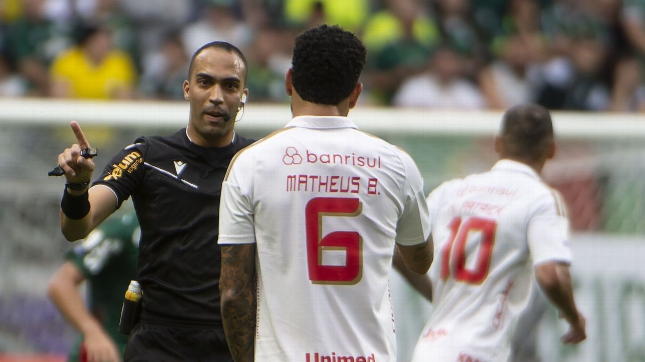 Allan deveria ter sido expulso em lance com Félix Torres em Palmeiras x Inter? Renata Ruel analisa polêmica