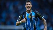 Grêmio estuda aumentar valores e define renovações de Carlos Vinicius e Pavón como 'prioridades máximas'