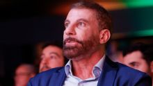 Pedrinho desabafa sobre dificuldade por reforços no Vasco: 'A gente procura jogador e ele começa a fazer gol adoidado...'