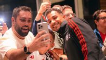 Flamengo 'passa reto' de torcida em chegada a Belo Horizonte e só atende rubro-negros em área reservada dentro do hotel