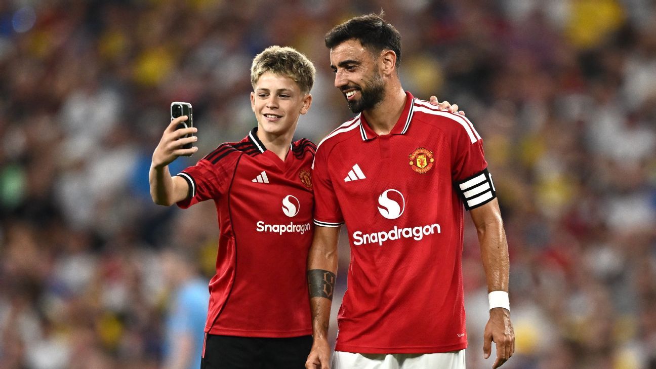 Mazraoui: Pitch invaders show 'big love' for United