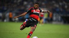 Preocupa? Bruno Henrique deixa Cruzeiro x Flamengo mancando e com gelo no tornozelo esquerdo; veja as imagens