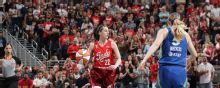 Clark supera a Bueckers en el duelo de números 1 del draft; las Fever vencen a las Wings