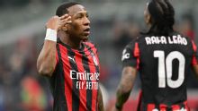 ¿Se quedará? Pervis Estupiñán sumó minutos en la victoria del Milan ante el Manchester United
