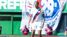 Zagueiro do Bahia tem mal-estar e vomita durante jogo contra Chapecoense, mas volta a campo após atendimento médico