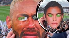 Torcida do Vasco distribui máscaras de Neymar 'chorando' e Bruna Marquezine em São Januário para jogo contra Santos