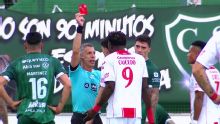 Jordy Caicedo reaccionó mal, lanzó un cabezazo y fue expulsado en Huracán