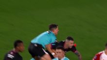 La insólita imagen que dejó Lanús vs. Independiente: roja a Carrera y 'tackle' de Martínez Beligoy