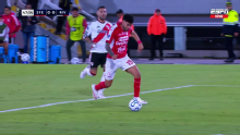 Video: Nahuel Bustos fue egoísta en este mano a mano de Santa Fe vs River en Sudamericana