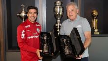 Abel Ferreira visita Conmebol e recebe réplicas de troféus conquistados no Palmeiras; veja os bastidores