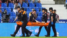 Augusto Batalla se lesionó en el partido de Rayo Vallecano y dejó la cancha en camilla