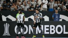 Alex Telles sai em defesa de Danilo Santos após vaias da torcida do Botafogo: 'Não tem ninguém de sacanagem'