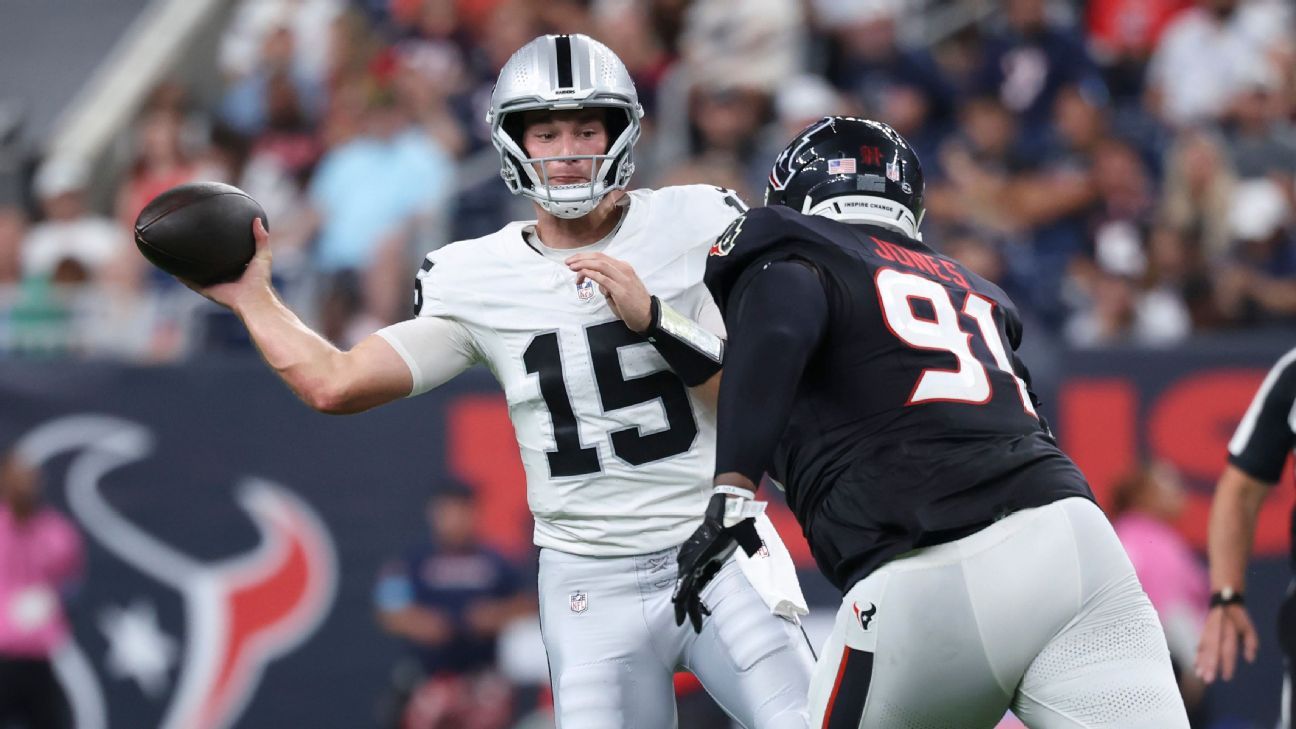 Kubiak keeps QB race going: 'Got another week'