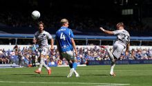 Golaço Puskás do ano? Jogo da Championship tem gol absurdo de calcanhar e 'assusta' internet