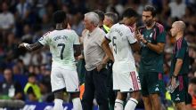 Mourinho diz que Vini Jr sofre bullying na Espanha e parte em defesa do brasileiro: 'Não é santo, mas o que fazem com ele...'