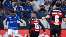 Arroyo deixa Samuel Lino de novo no chão, Cruzeiro vira no último lance e impede Flamengo de ser líder do Brasileirão