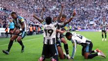 Liverpool rescató un empate agónico ante Newcastle en el debut de Iraola