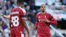 Ronald Araujo tuvo su debut oficial en Liverpool en el empate contra Newcastle